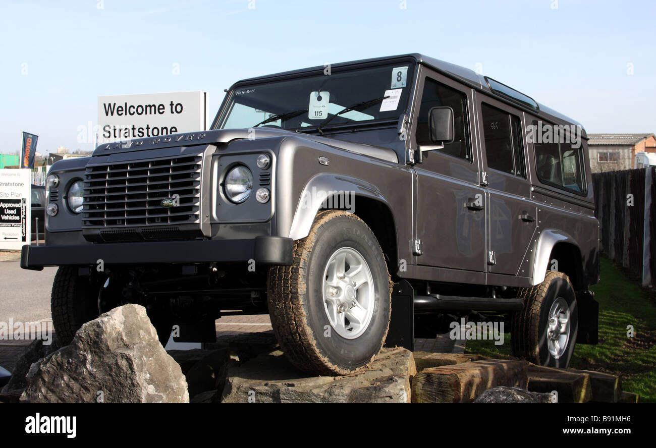 Un Stratstone concessionnaire Land Rover dans une ville du Royaume-Uni. Banque D'Images Un Stratstone concessionnaire Land Rover dans une ville du Royaume-Uni. Banque D'Images
