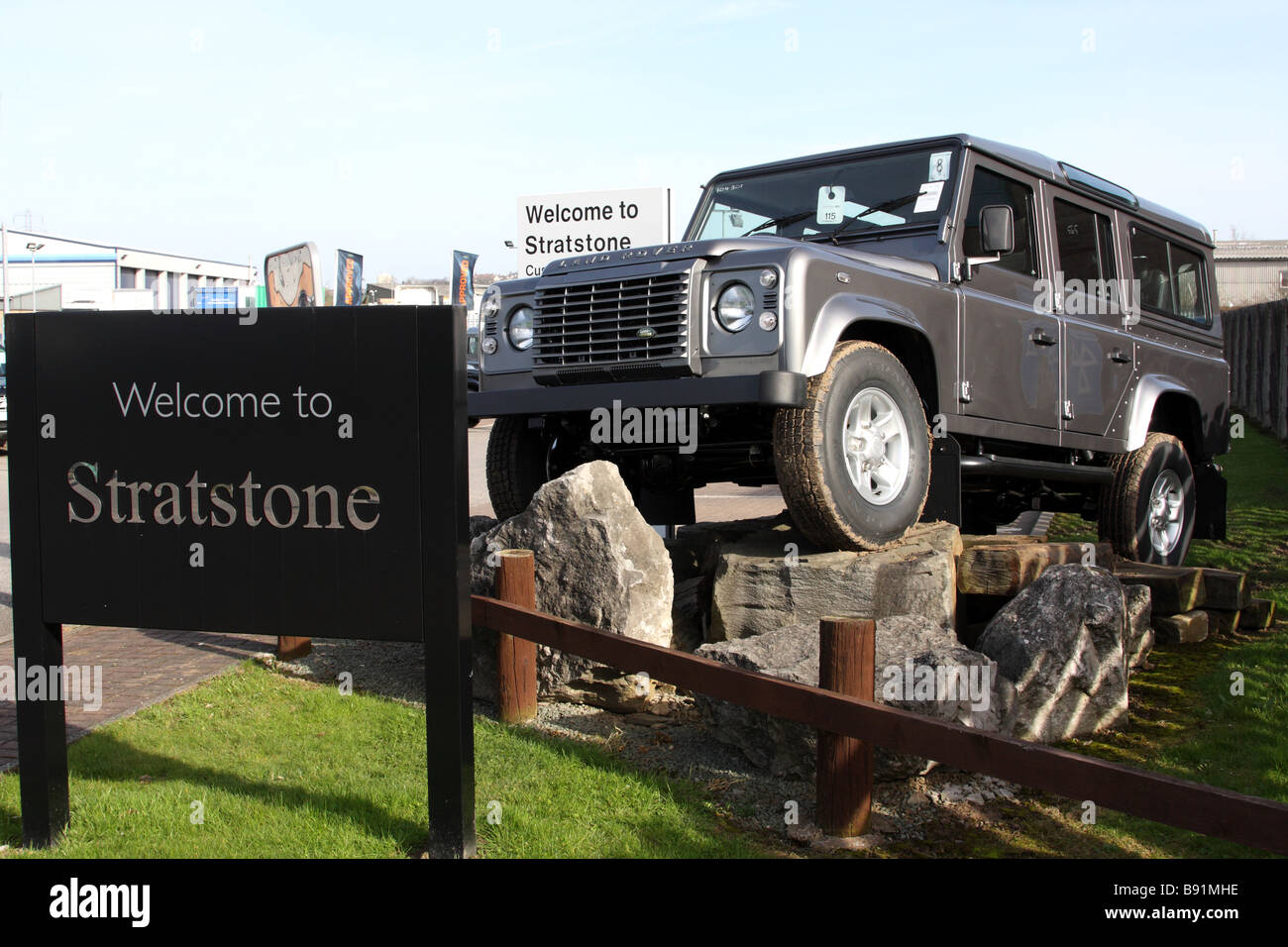 Un Stratstone concessionnaire Land Rover dans une ville du Royaume-Uni. Banque D'Images Un Stratstone concessionnaire Land Rover dans une ville du Royaume-Uni. Banque D'Images