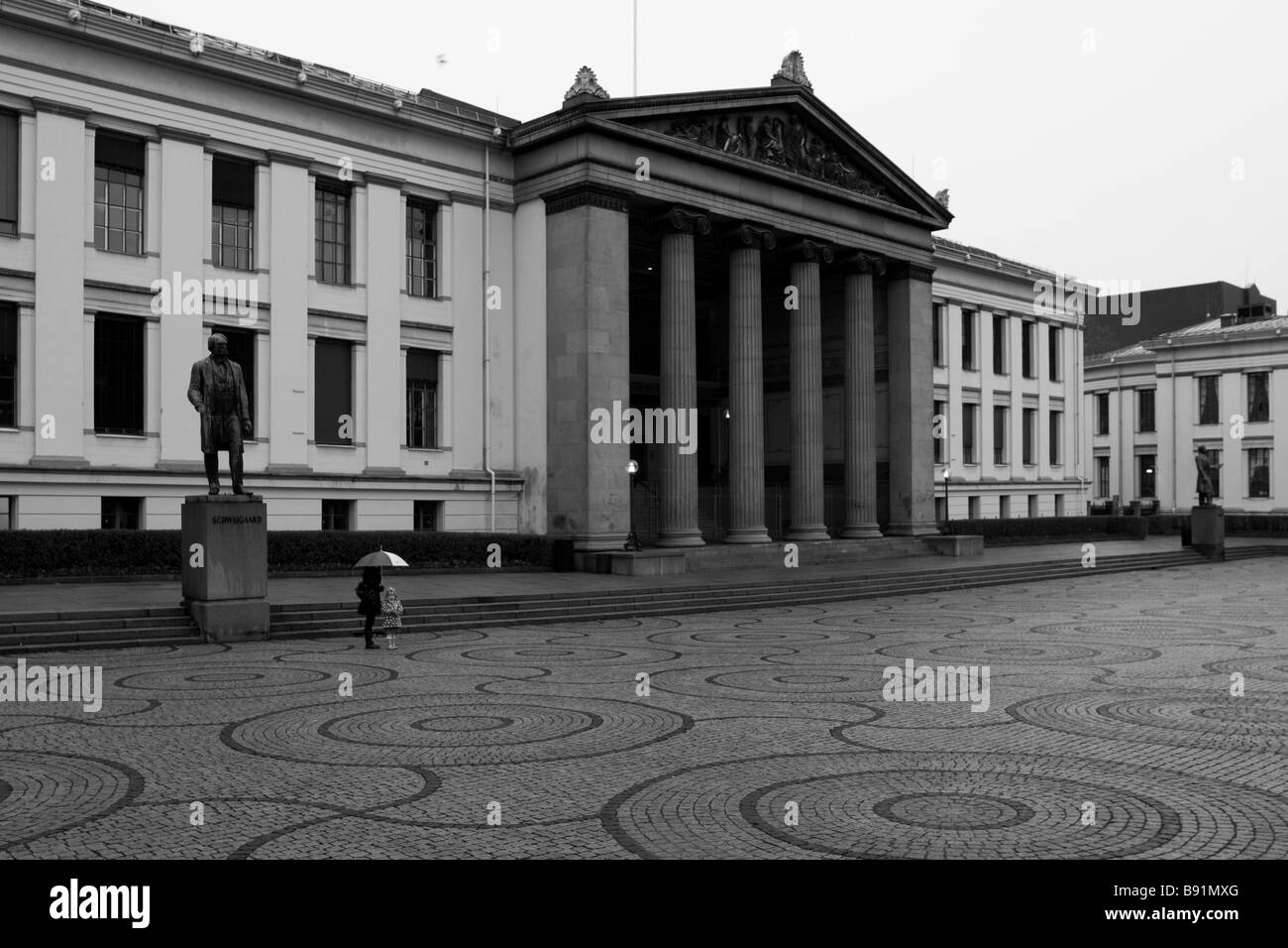 Partie de deux sous parapluie à la place de l'université d'Oslo, Norvège Banque D'Images Partie de deux sous parapluie à la place de l'université d'Oslo, Norvège Banque D'Images