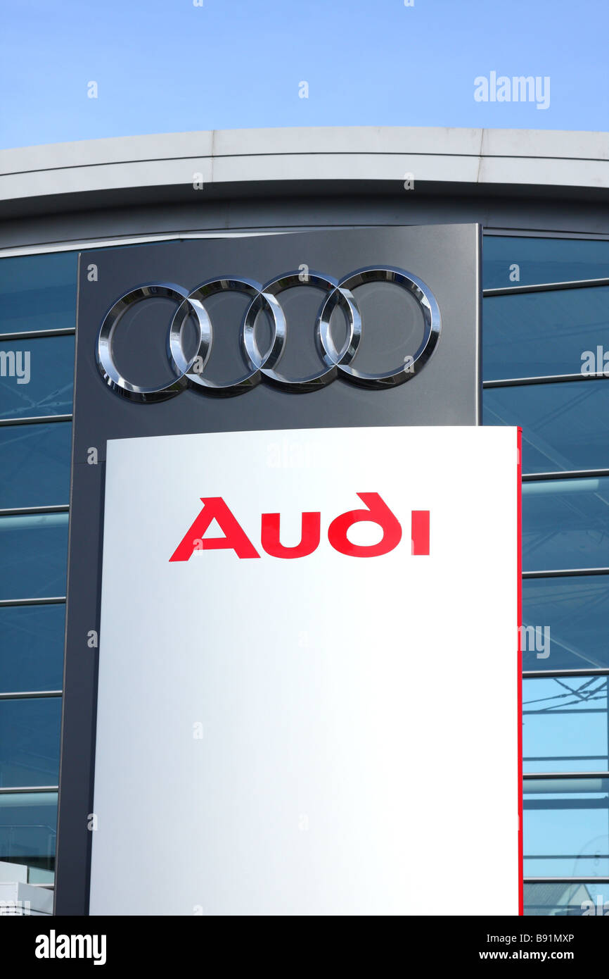 Une concession Audi dans une ville du Royaume-Uni. Banque D'Images Une concession Audi dans une ville du Royaume-Uni. Banque D'Images