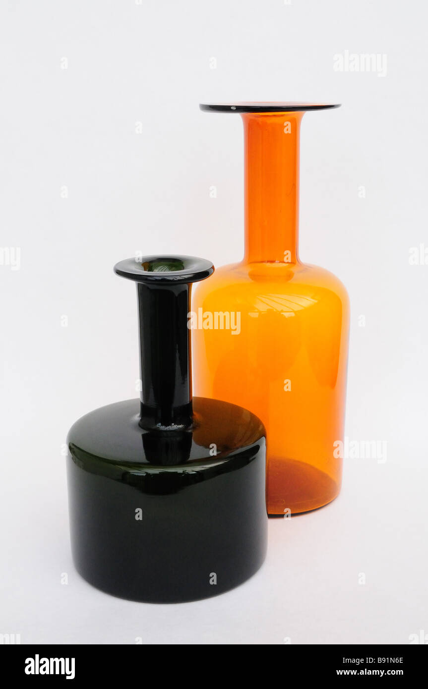 Deux vases en verre noir et l'orange sur un fond blanc. Banque D'Images