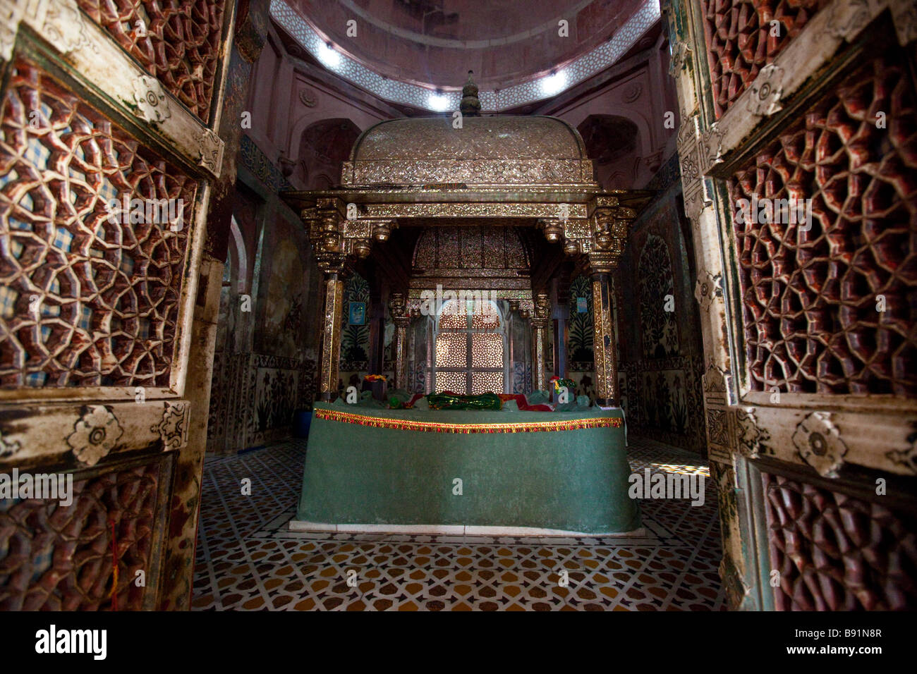 À l'intérieur de cheikh Salim Chishti tombe à l'intérieur de la mosquée de vendredi à Fatehpur Sikri Inde Banque D'Images