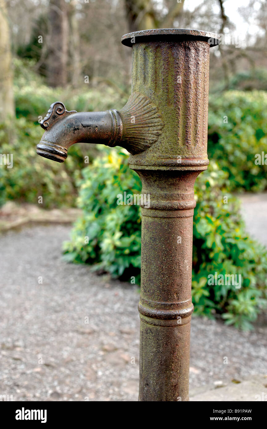 Ancienne pompe à eau Banque D'Images