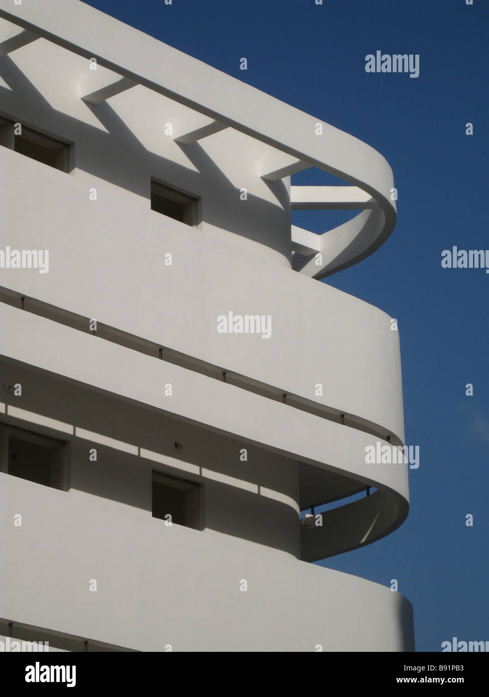 Rationaliser et balcon en saillie d'un béton incurvé de l'ombre d'un vieux bâtiment construit dans le style d'architecture Bauhaus dans les années 1930, à Tel Aviv, Israël Banque D'Images
