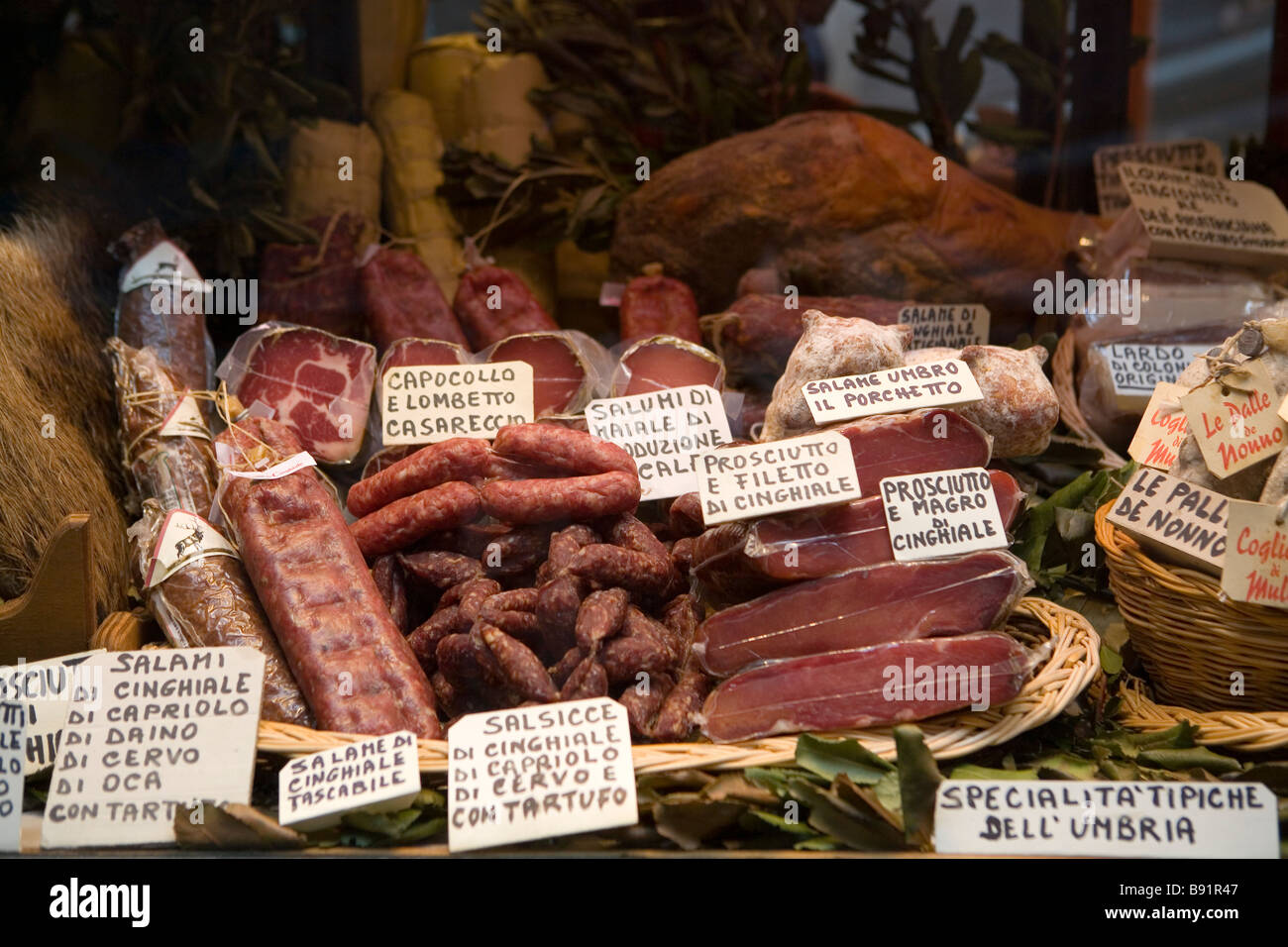 Plus de détails dans la fenêtre d'une boutique de bouchers en Italie Banque D'Images