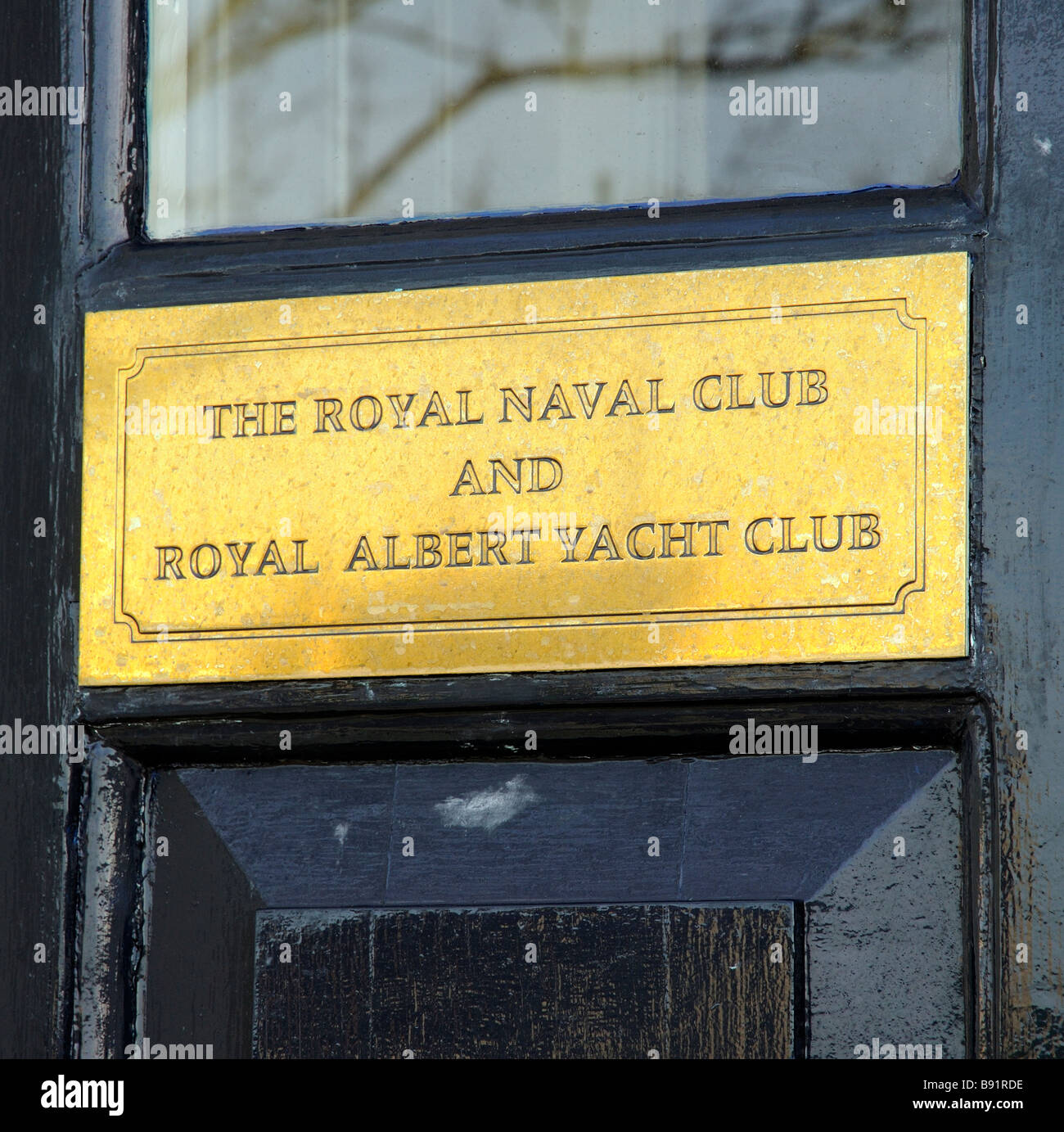 La plaque en laiton pour la porte d'entrée de la Royal Navy Club et Royal Albert Yacht Club de vieux Portsmouth dans le sud de l'Angleterre Banque D'Images