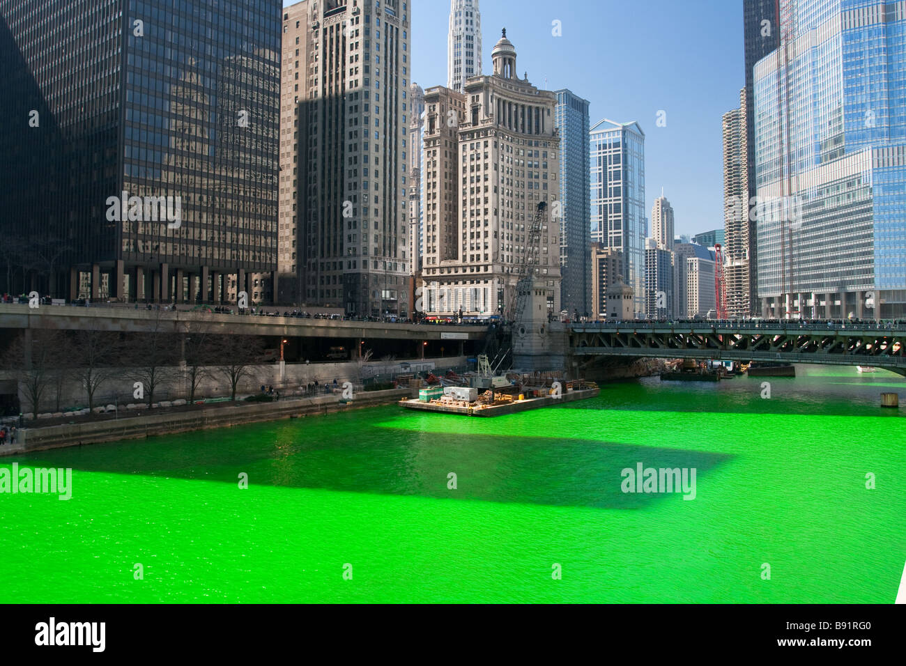 Rivière de Chicago d'être teint en vert pour la Saint-Patrick, fête - Chicago, IL Banque D'Images