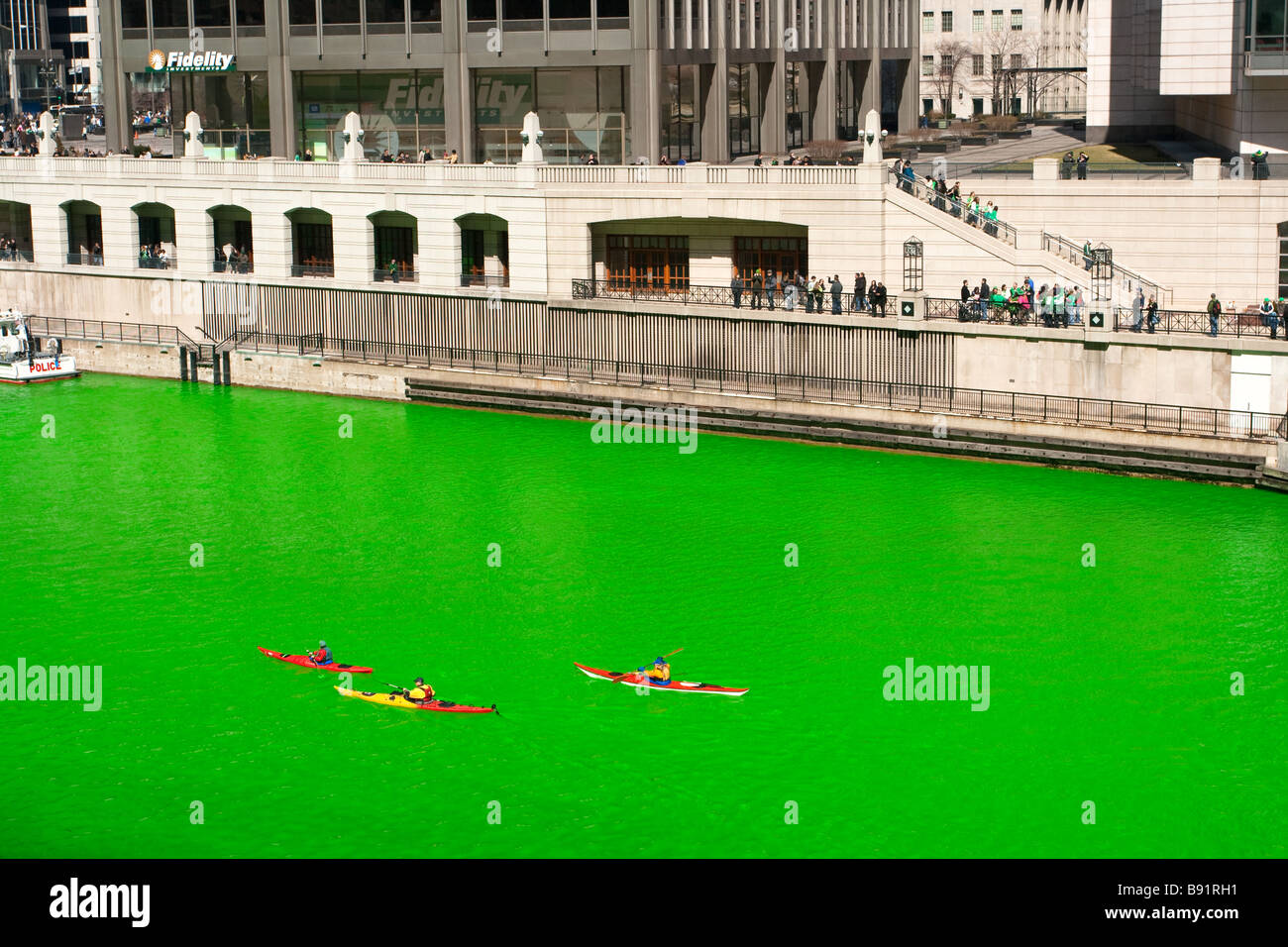 Rivière de Chicago d'être teint en vert pour la Saint-Patrick, fête - Chicago, IL Banque D'Images