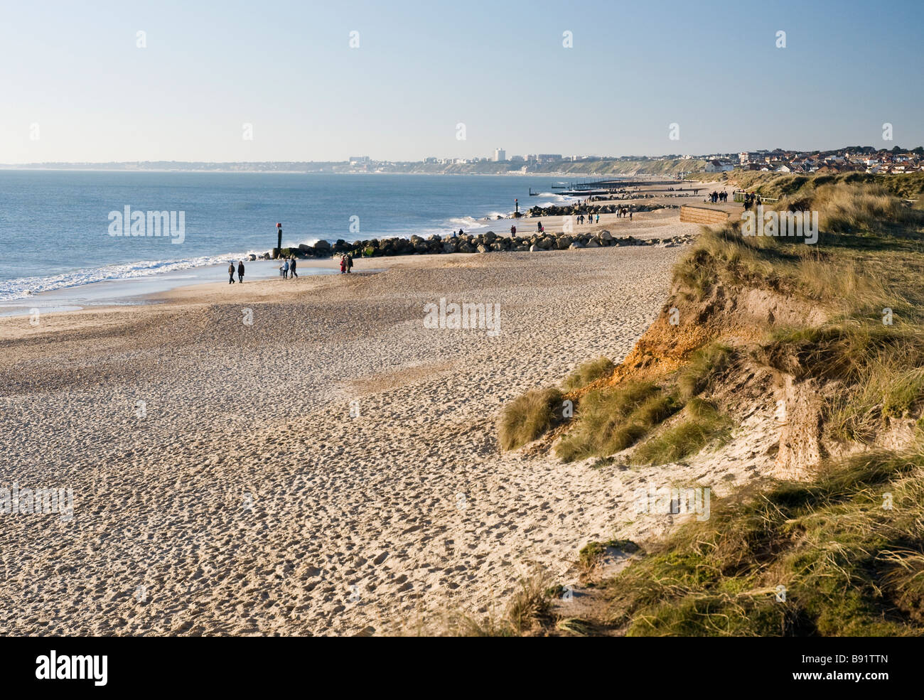 Voir d'Hengistbury Head sur la plage en direction de Southbourne, Dorset, England, UK Banque D'Images