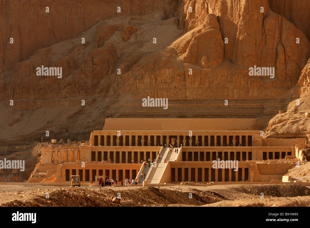 Temple funéraire de la Reine Hatshepsout à l'aube, 'Drie el-Bahri", "West Bank", Luxor, Egypte, [Afrique du Nord] Banque D'Images