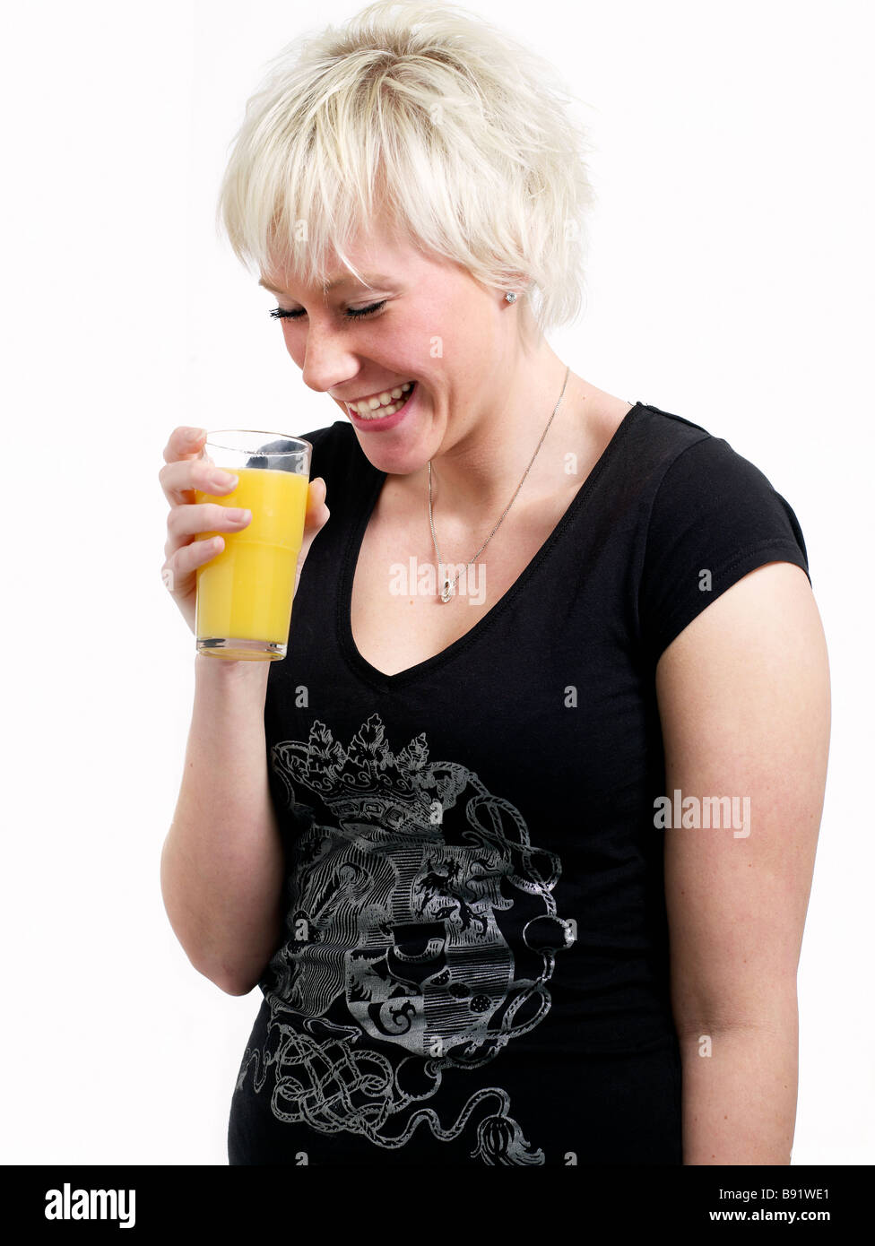 Portrait of a Teenage girl holding scandinave un verre de jus d'orange. Banque D'Images