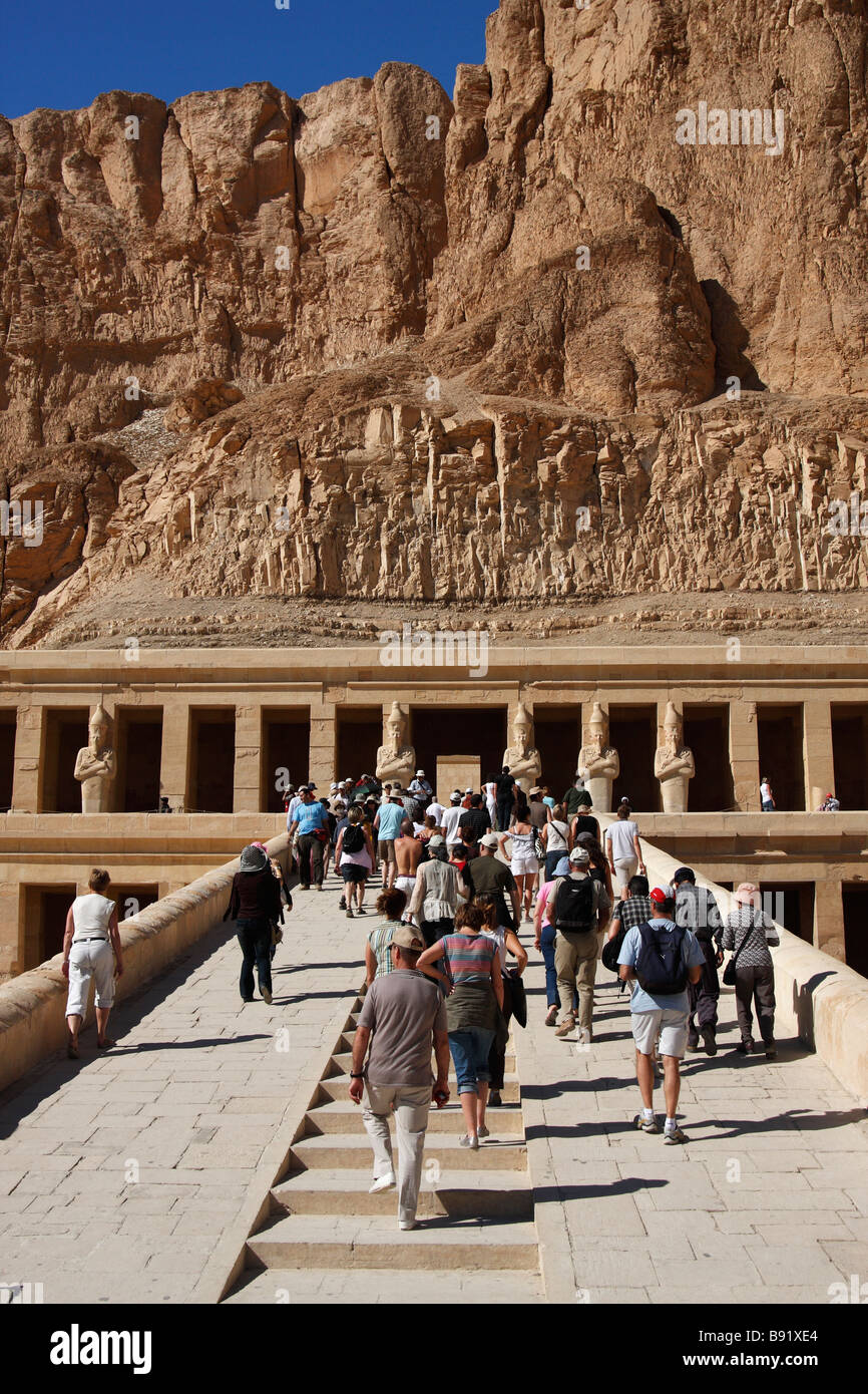 Les touristes à monter rampe d'entrée, temple funéraire de la reine Hatshepsout, 'Drie el-Bahri", "West Bank", Luxor, Egypte Banque D'Images