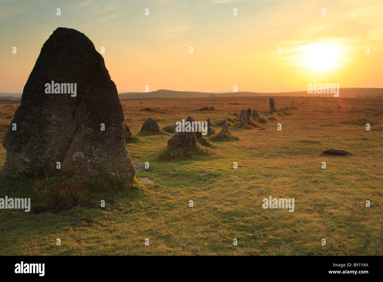 Coucher de soleil sur la pierre ancienne Merrrivale rangées à la fin de l'été, Dartmoor, Devon, UK Banque D'Images