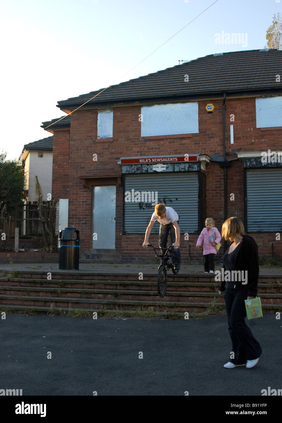 Barricadèrent boutiques prêt pour la démolition de l'immobilier Conseil, Dudley, West Midlands, Royaume-Uni Banque D'Images