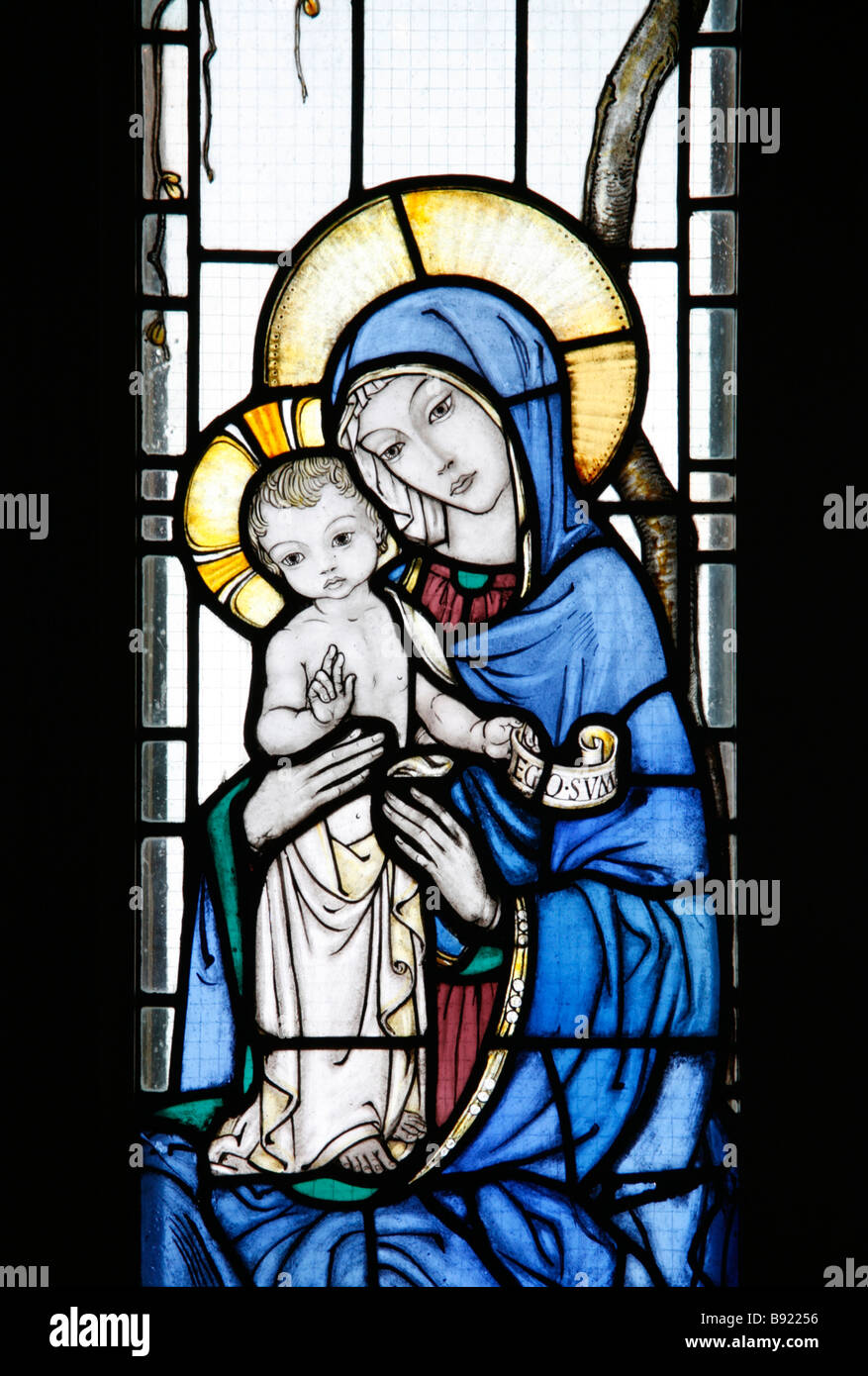 Vitraux par Martin travers; Sainte Vierge Marie et enfant. Église Sainte-Marie, Tyneham, Dorset Banque D'Images