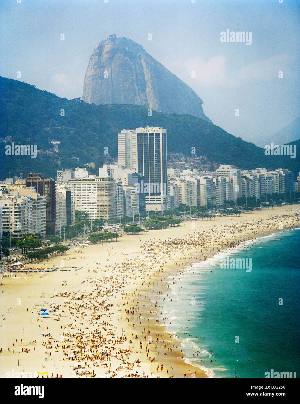 Sur la plage de Copacabana Rio de Janeiro au Brésil. Banque D'Images