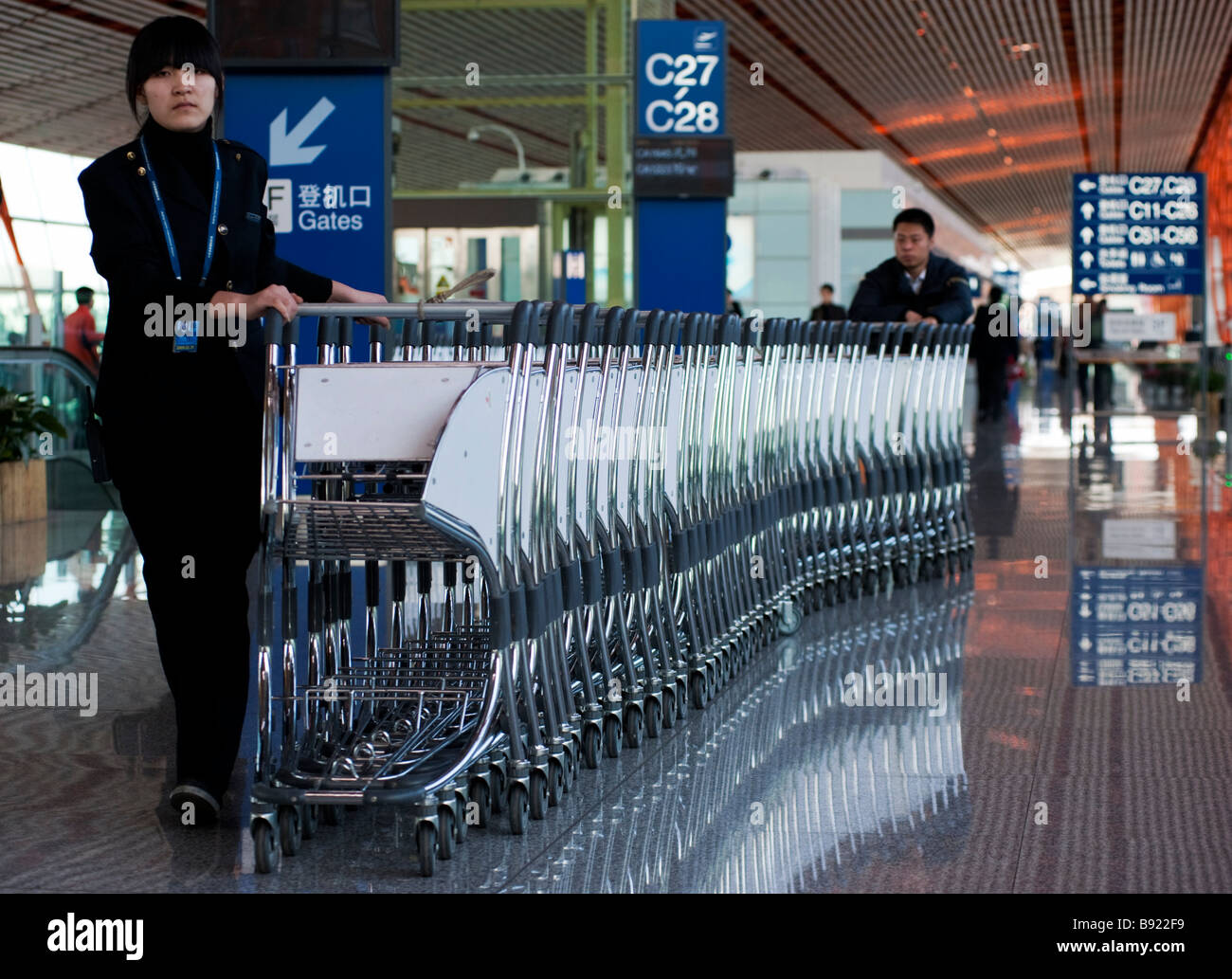 Chariots à bagages au Terminal 3 de l'Aéroport International de Beijing 2009 Banque D'Images