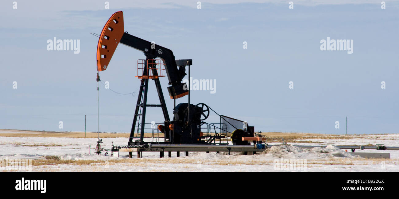Pumpjack huile dans la campagne de l'Alberta au cours de l'hiver Banque D'Images