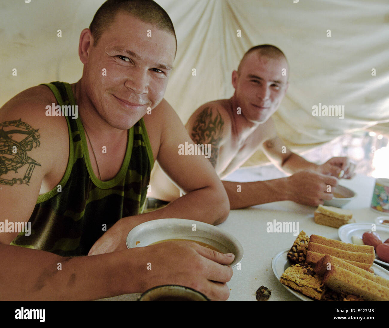 Soldats de l'contrat 149e régiment de fusiliers motorisés de la 201e