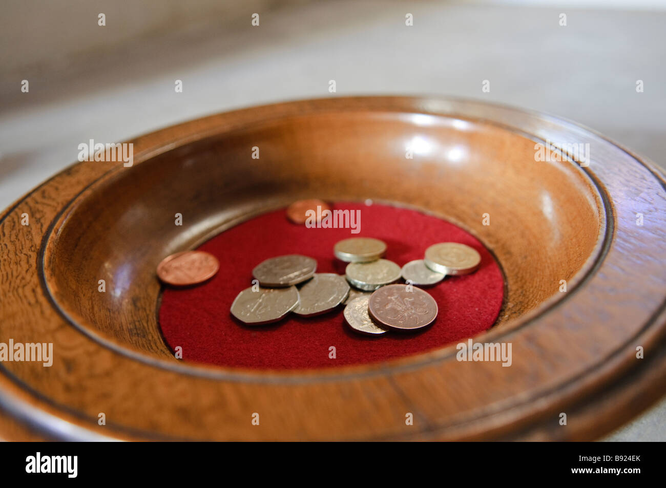 Collection église bol avec quelques pièces de monnaie britanniques Banque D'Images
