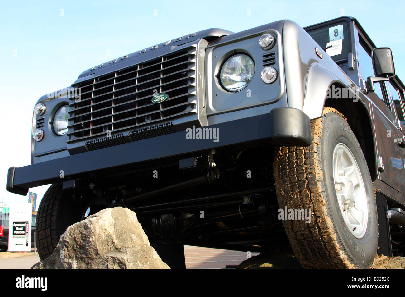 Un Stratstone concessionnaire Land Rover dans une ville du Royaume-Uni. Banque D'Images