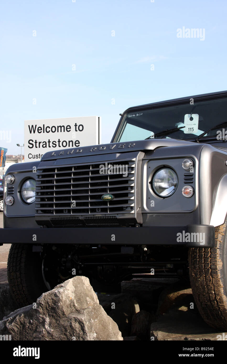 Un Stratstone concessionnaire Land Rover dans une ville du Royaume-Uni. Banque D'Images Un Stratstone concessionnaire Land Rover dans une ville du Royaume-Uni. Banque D'Images