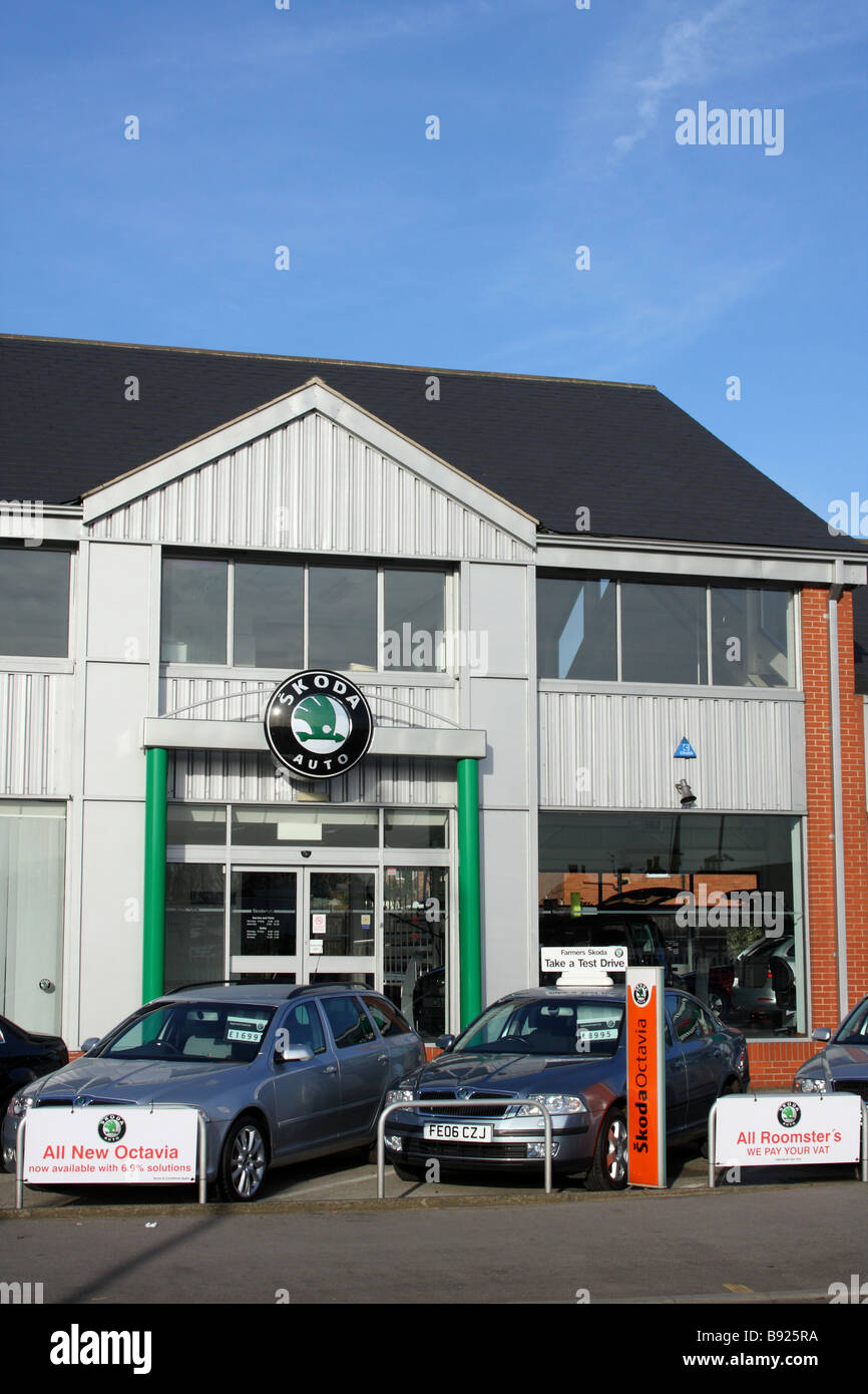 Un concessionnaire Skoda dans une ville du Royaume-Uni. Banque D'Images Un concessionnaire Skoda dans une ville du Royaume-Uni. Banque D'Images