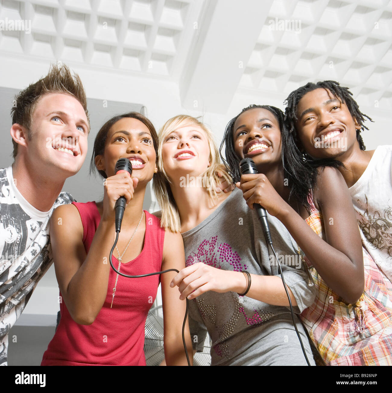 La culture des adolescents en Afrique du Sud Groupe de jeunes adultes singing karaoke Banque D'Images