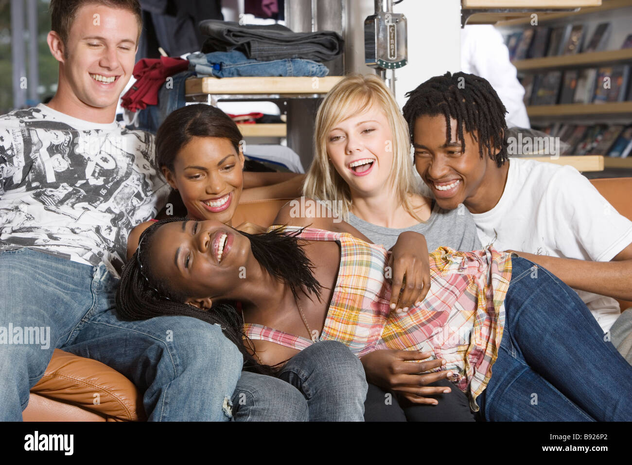 La culture des adolescents en Afrique du Sud Groupe de jeunes adultes jouant sur un canapé Banque D'Images