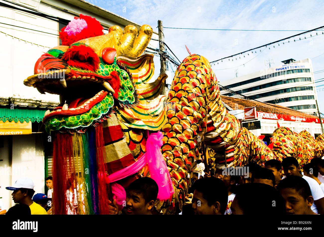 Un dragon chinois coloré réalisé pendant les célébrations. Banque D'Images