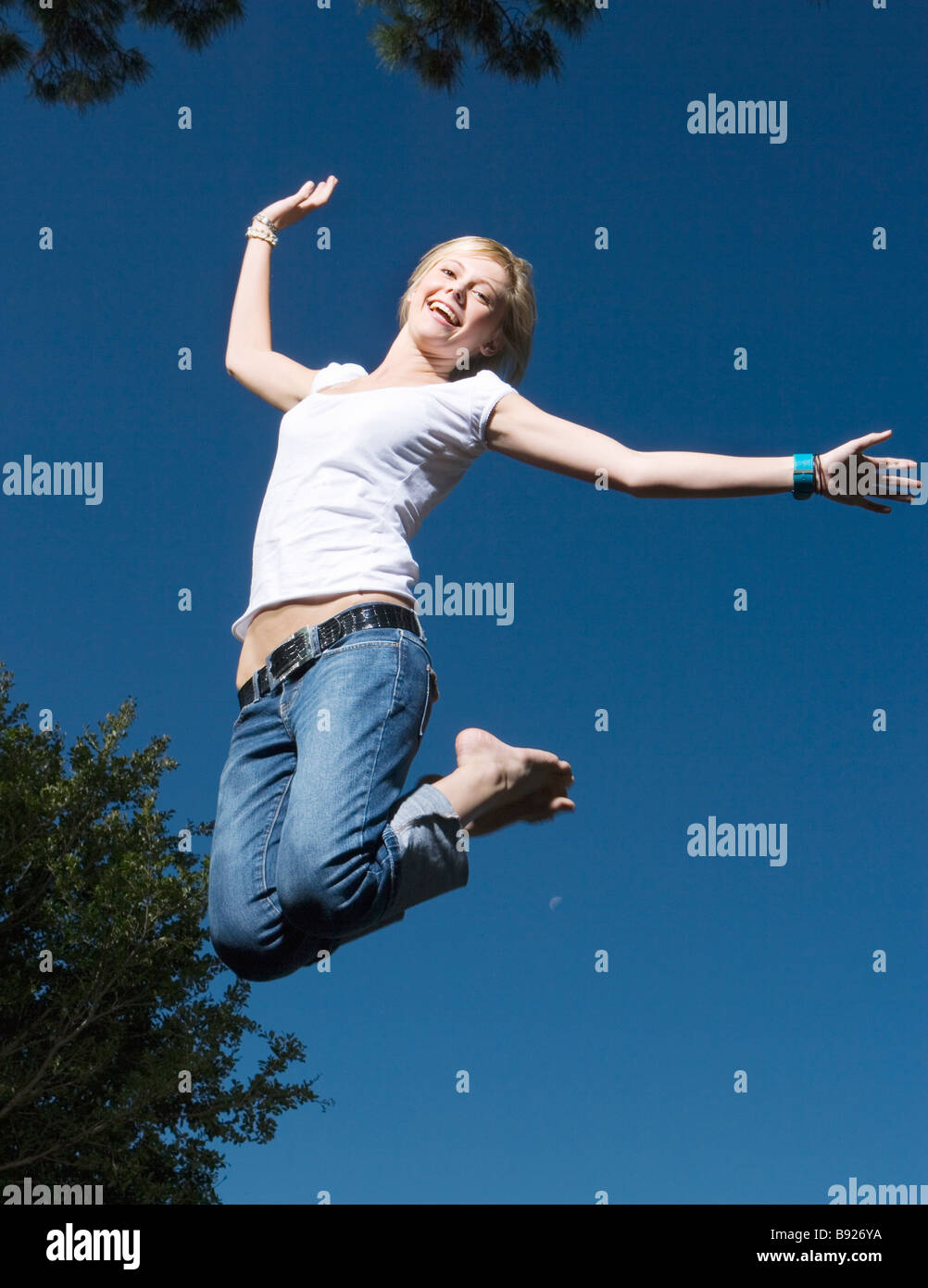 La culture de l'adolescence de l'Afrique du Sud Jeune femme sautant en l'air Banque D'Images