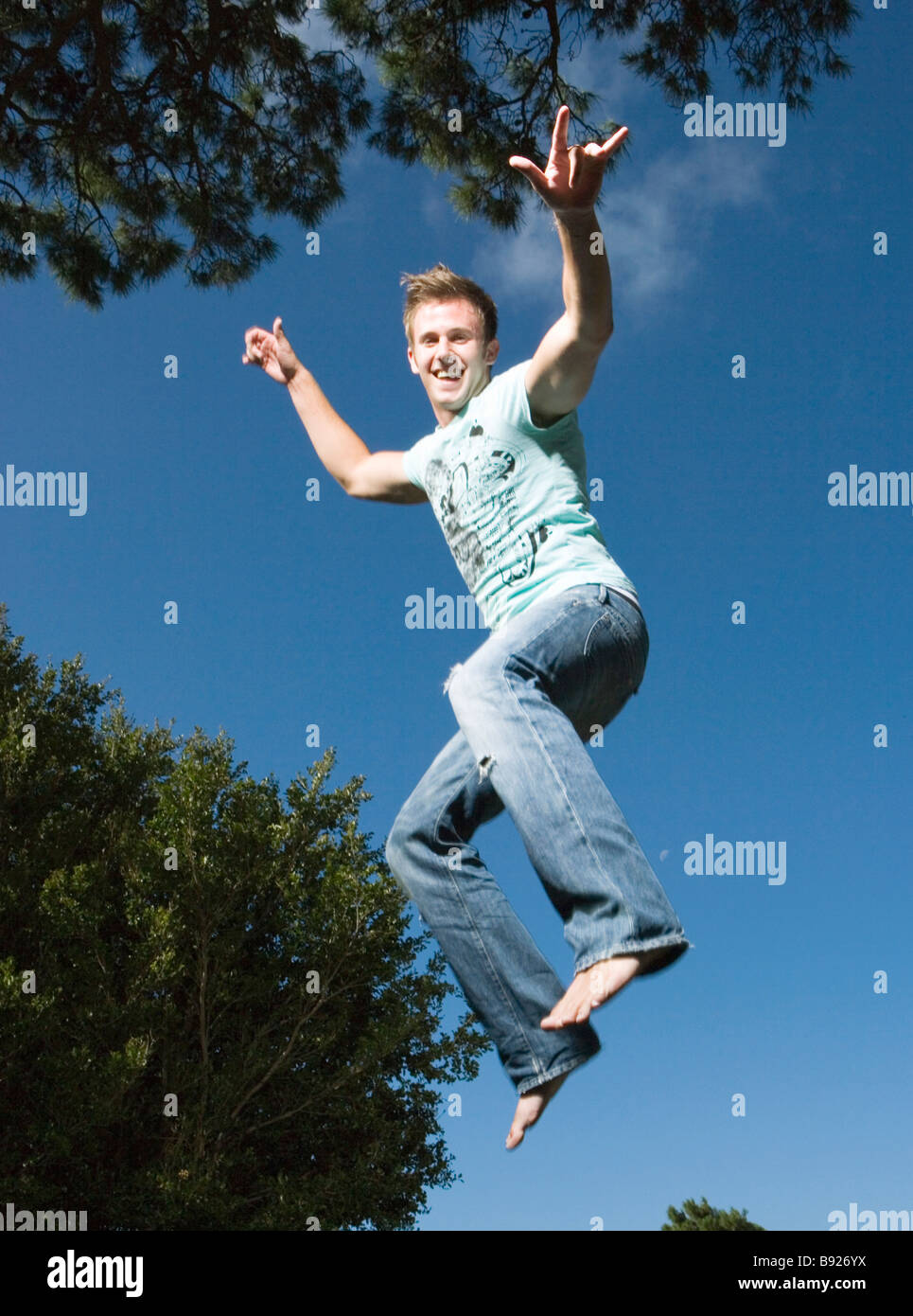 La culture de l'adolescence de l'Afrique du Sud Jeune homme sauter dans l'air Banque D'Images