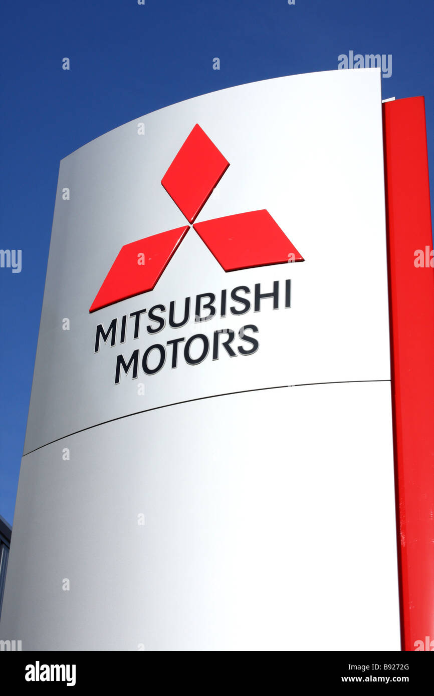Un concessionnaire Mitsubishi Motors dans une ville du Royaume-Uni. Banque D'Images Un concessionnaire Mitsubishi Motors dans une ville du Royaume-Uni. Banque D'Images