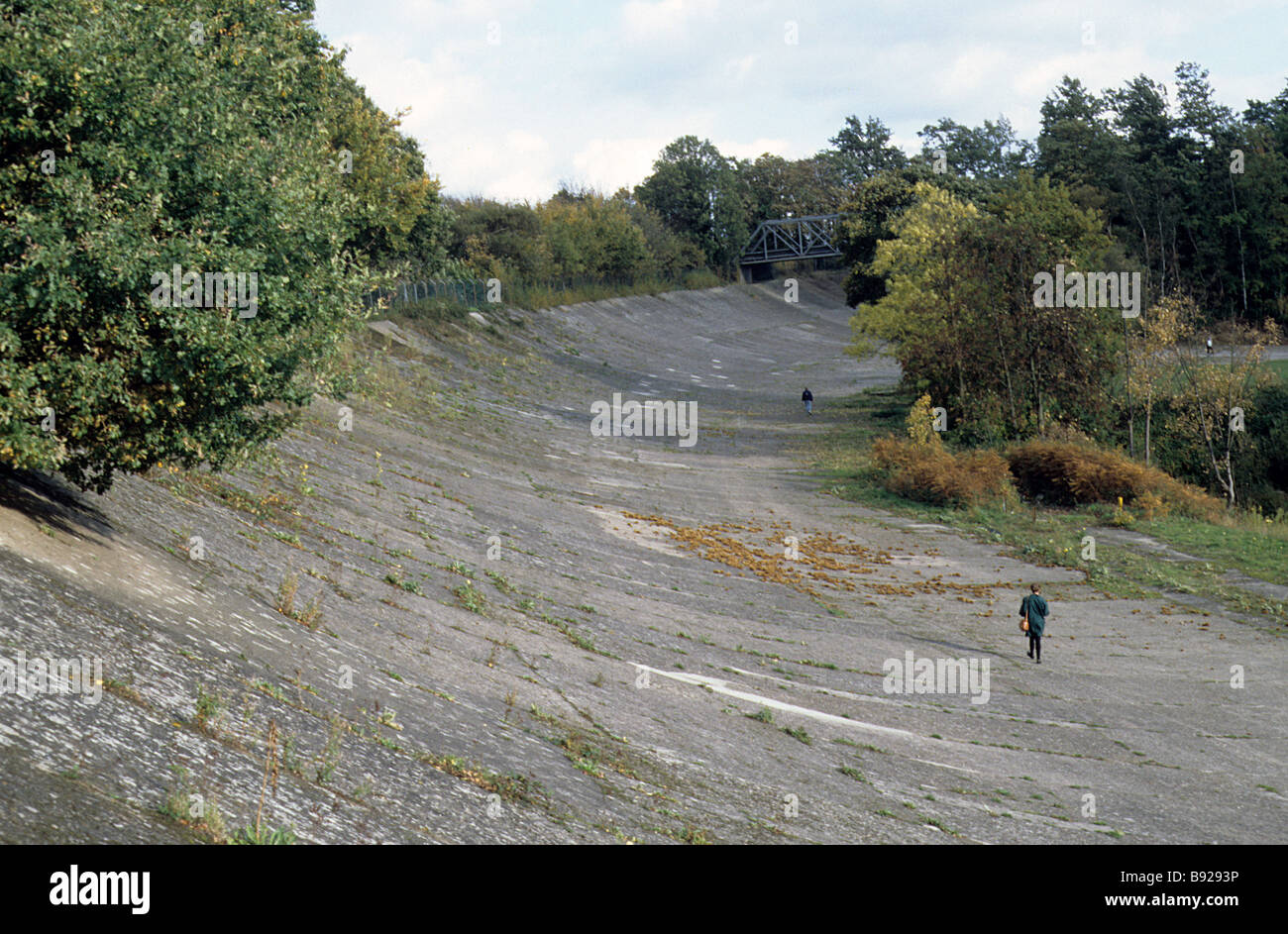 Brooklands Motor-racing circuit près de Weybridge, Surrey, mis en réserve une partie du cours, construit 1907, châtaignes sur le terrain. Banque D'Images