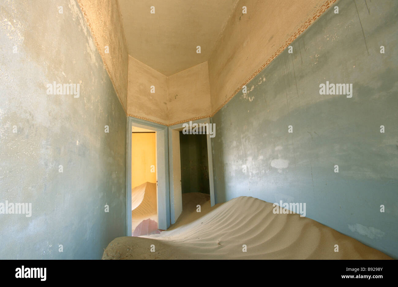 Deux portes dans une maison déserte la moitié rempli de sable Kolmankop Namibie Banque D'Images