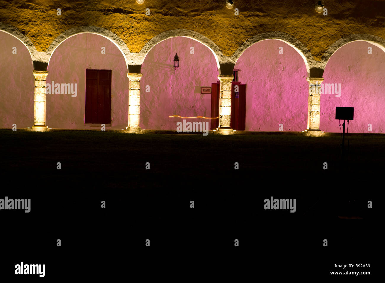 La façade du couvent à Izamal est éclairé par un jeu de lumières Banque D'Images