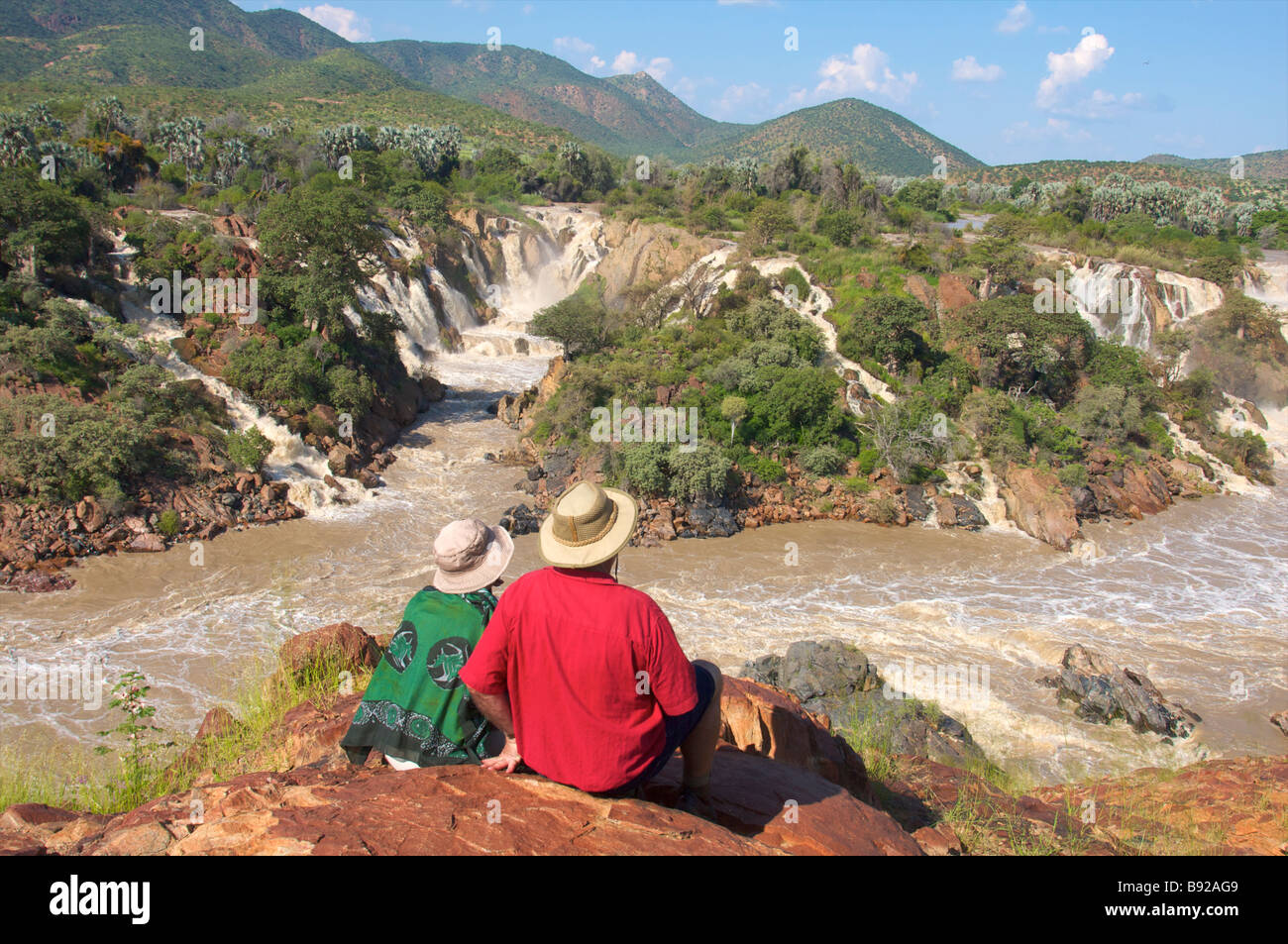 Couple admiring Falls Chutes Epupa rivière Kunene Kaokoland Namibie Banque D'Images