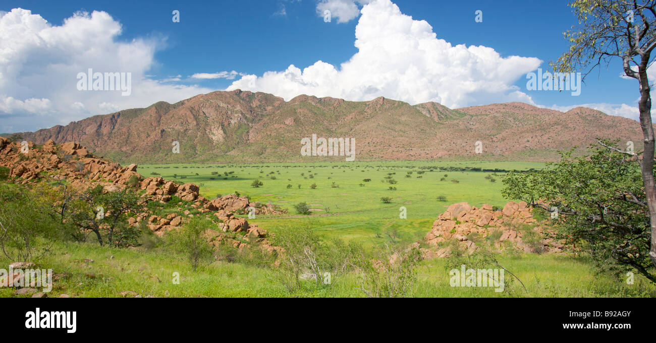 En vue de la vallée de Marienfluss Kaokoland Nord Baynes avec montagnes en arrière-plan La Namibie Banque D'Images