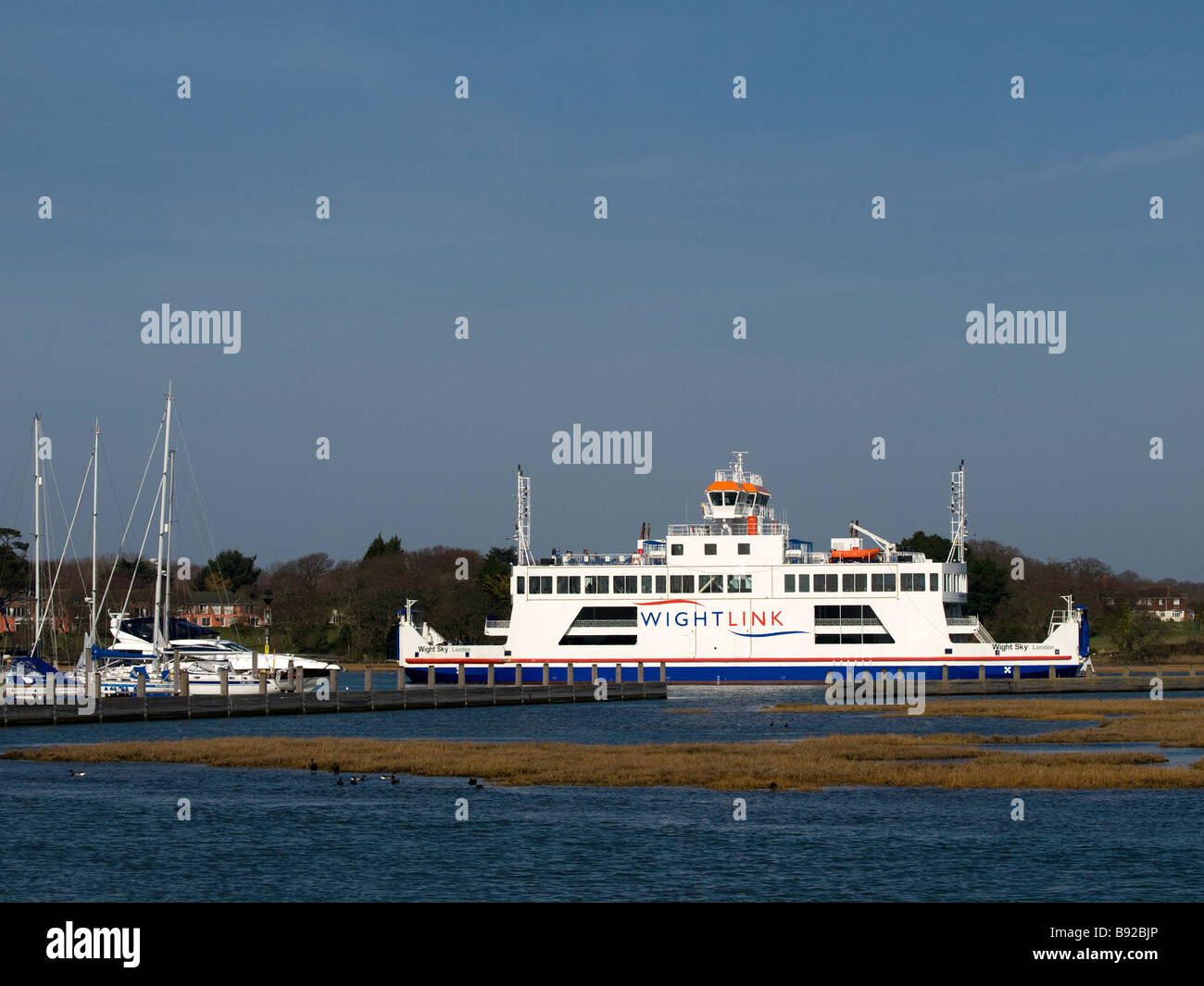 Le nouveau ferry Wightlink Wight 'ciel' arrivant à Lymington UK Banque D'Images