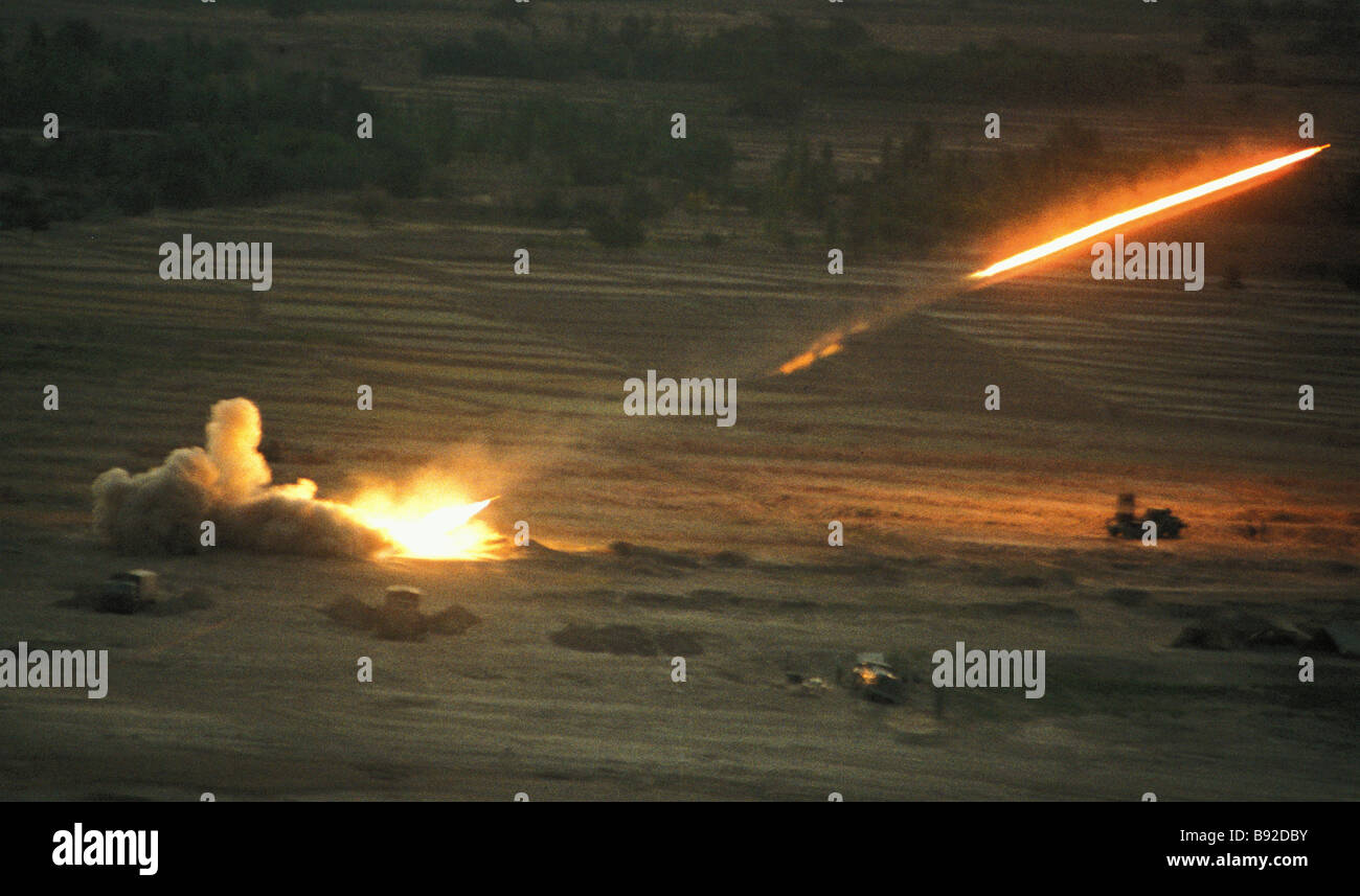 L'artillerie de l'armée afghane la conduite de nuit, feu de barrage à l'extérieur de Kaboul Banque D'Images