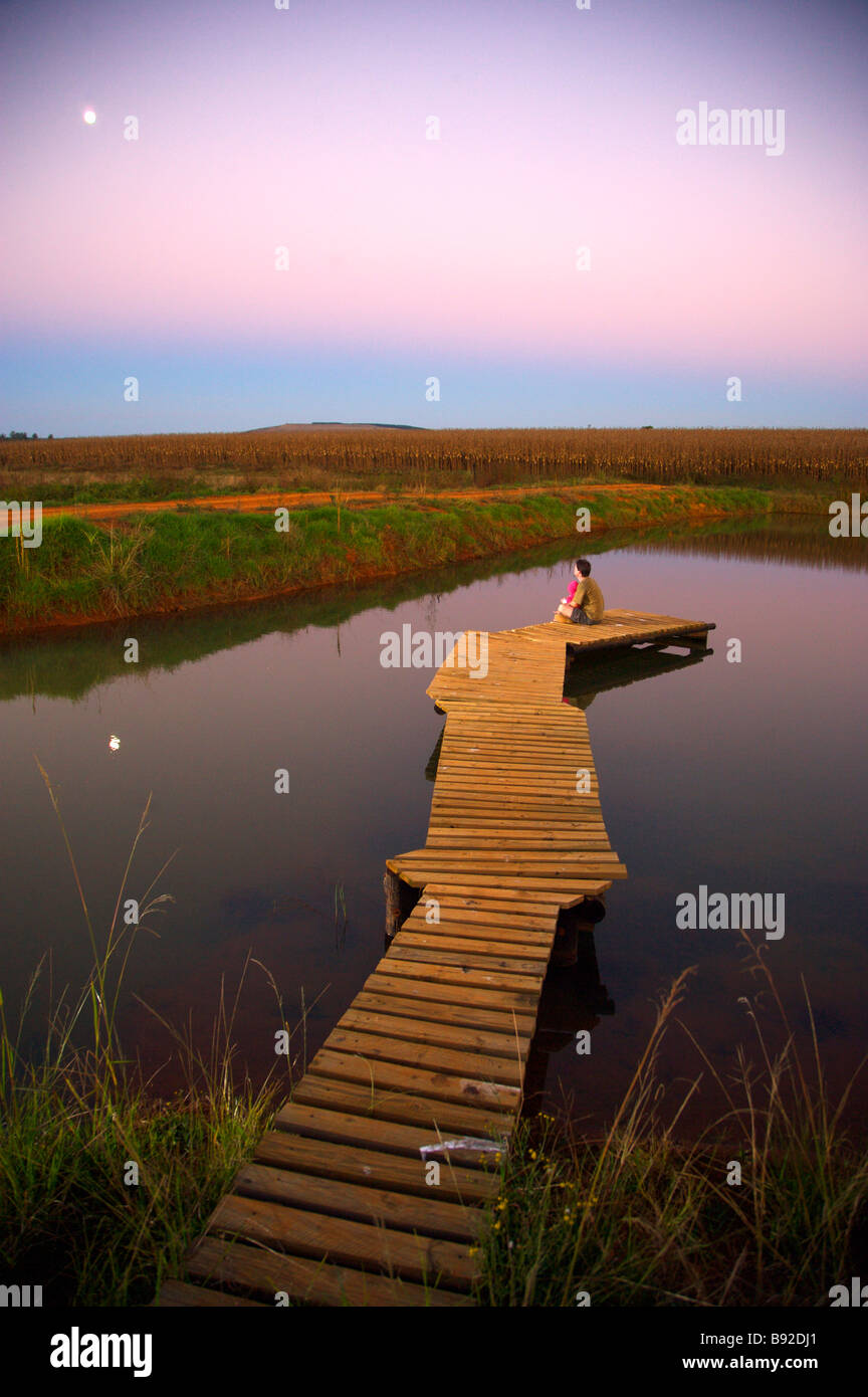 Le père et sa fille sur ses genoux en regardant le lever de lune Lunebourg Paulpietersburg KwaZulu Natal du Nord Banque D'Images