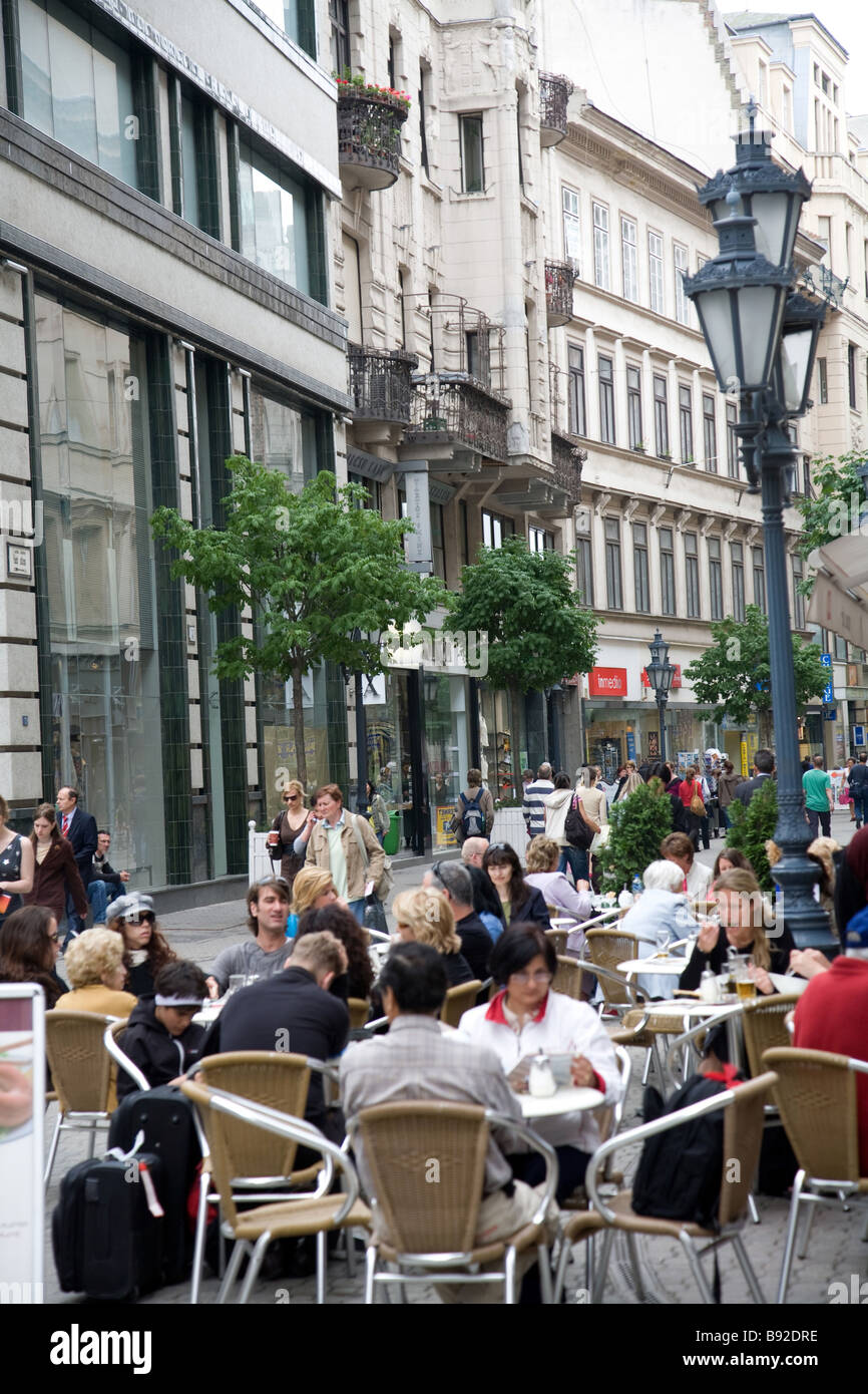 Sidewalk cafe, dans le centre de Pest Budapest Hongrie Banque D'Images