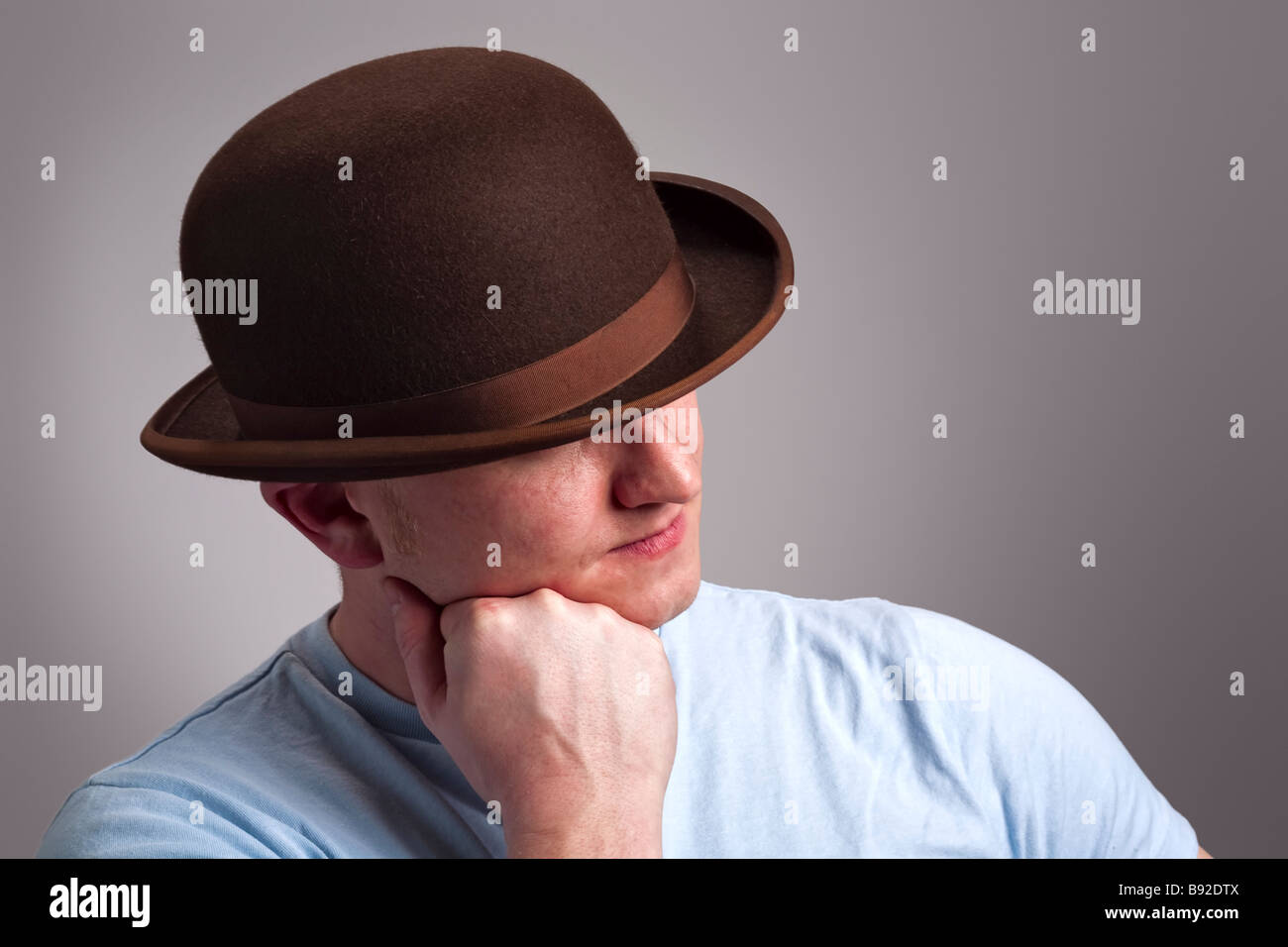 Portrait d'un homme en chapeau melon Photo Stock - Alamy