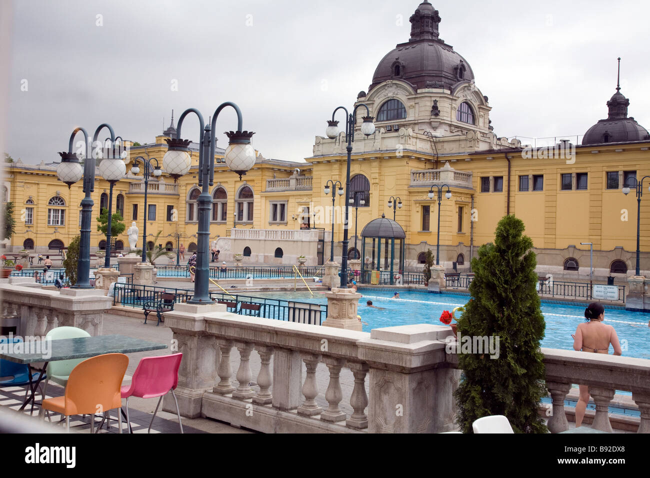 La piscine extérieure à l'Bains Szechenyi Furdo Szechenyi à Budapest Banque D'Images