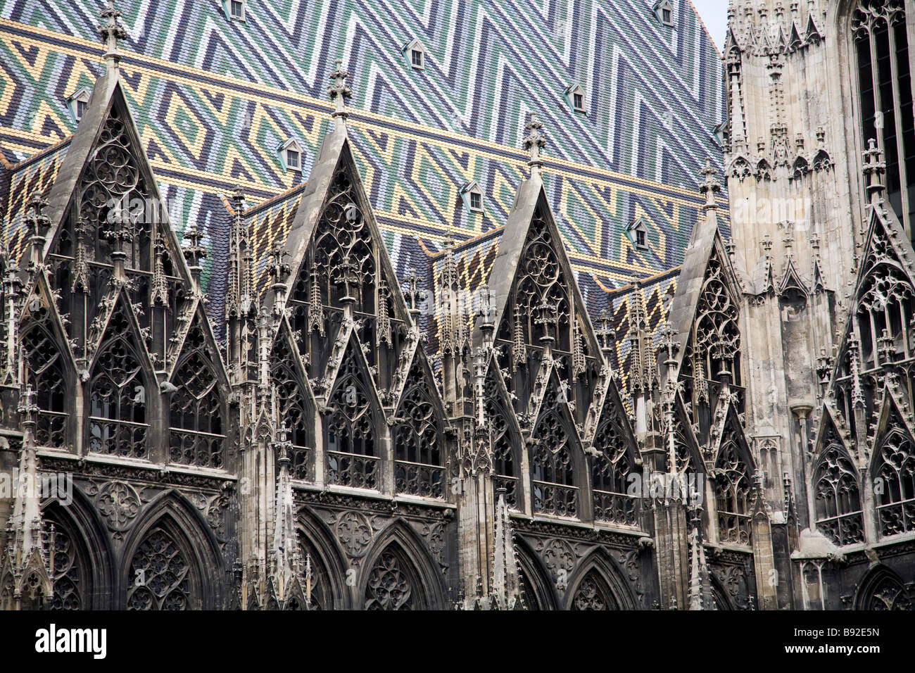 Le toit géométriques colorées et dentelle gothique de la cathédrale St Stephens Stephansdom dans le centre de Vienne Autriche Banque D'Images