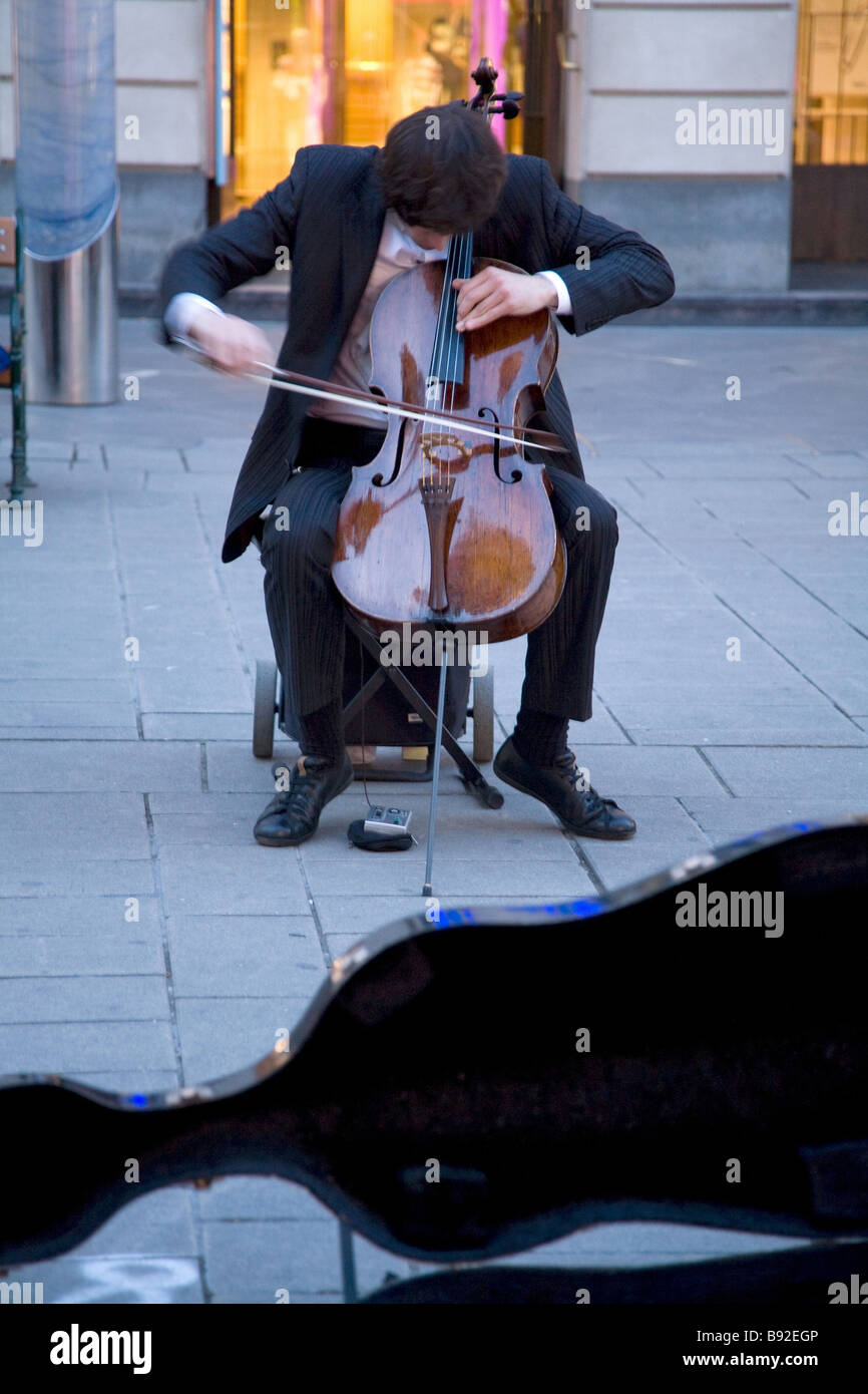 Musicien ambulant jouant dans Vienne Autriche Banque D'Images