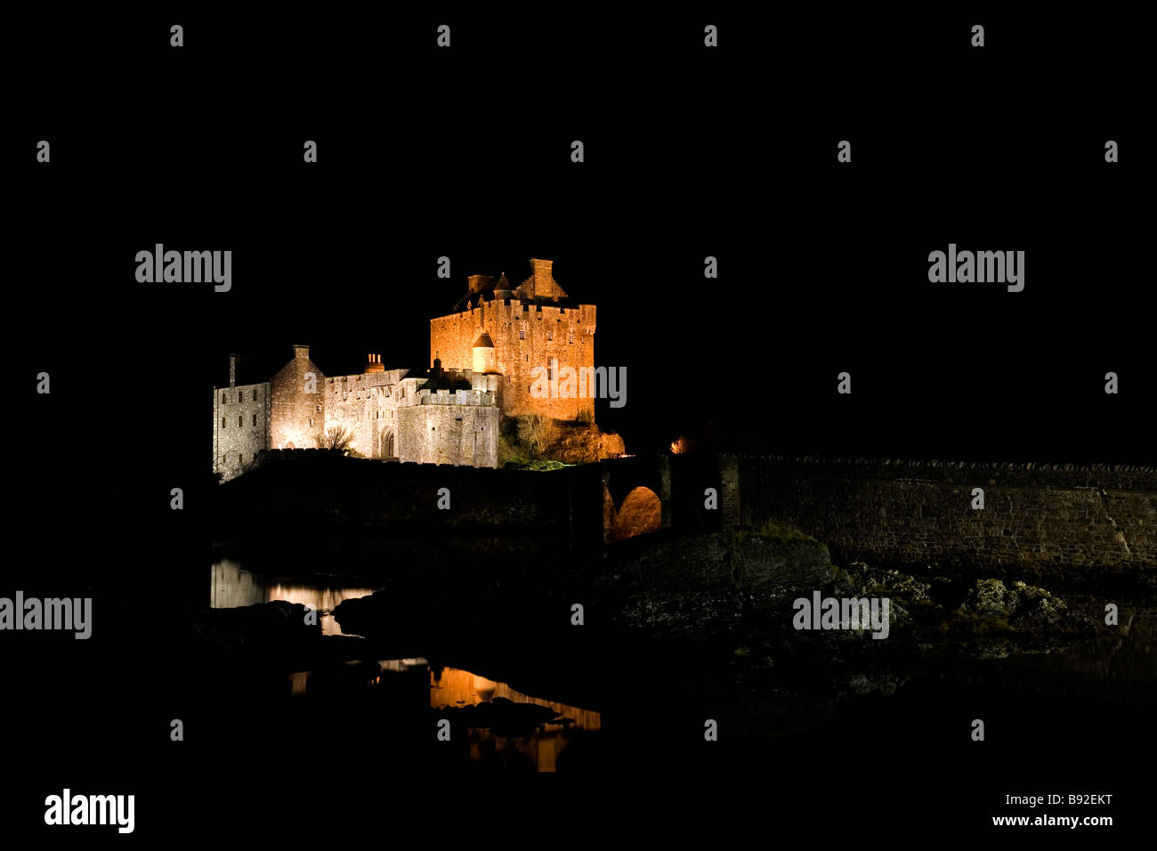 Photo de nuit du château Eilean Donan en Ecosse UK Banque D'Images