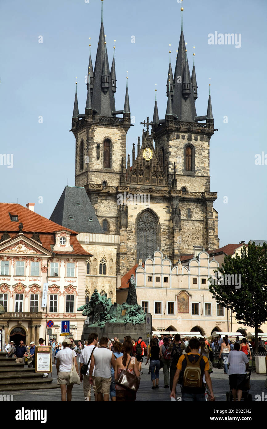 La place de la vieille ville Staromestske Namesti avec les clochers de l'église de Tyn dans l'arrière-plan Prague Praha République Tchèque Banque D'Images