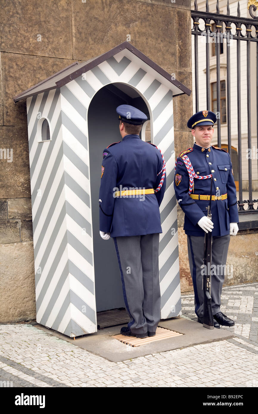 Changement de la garde à l'entrée principale du château de Prague Prazsky Hrad Prague République Tchèque Banque D'Images