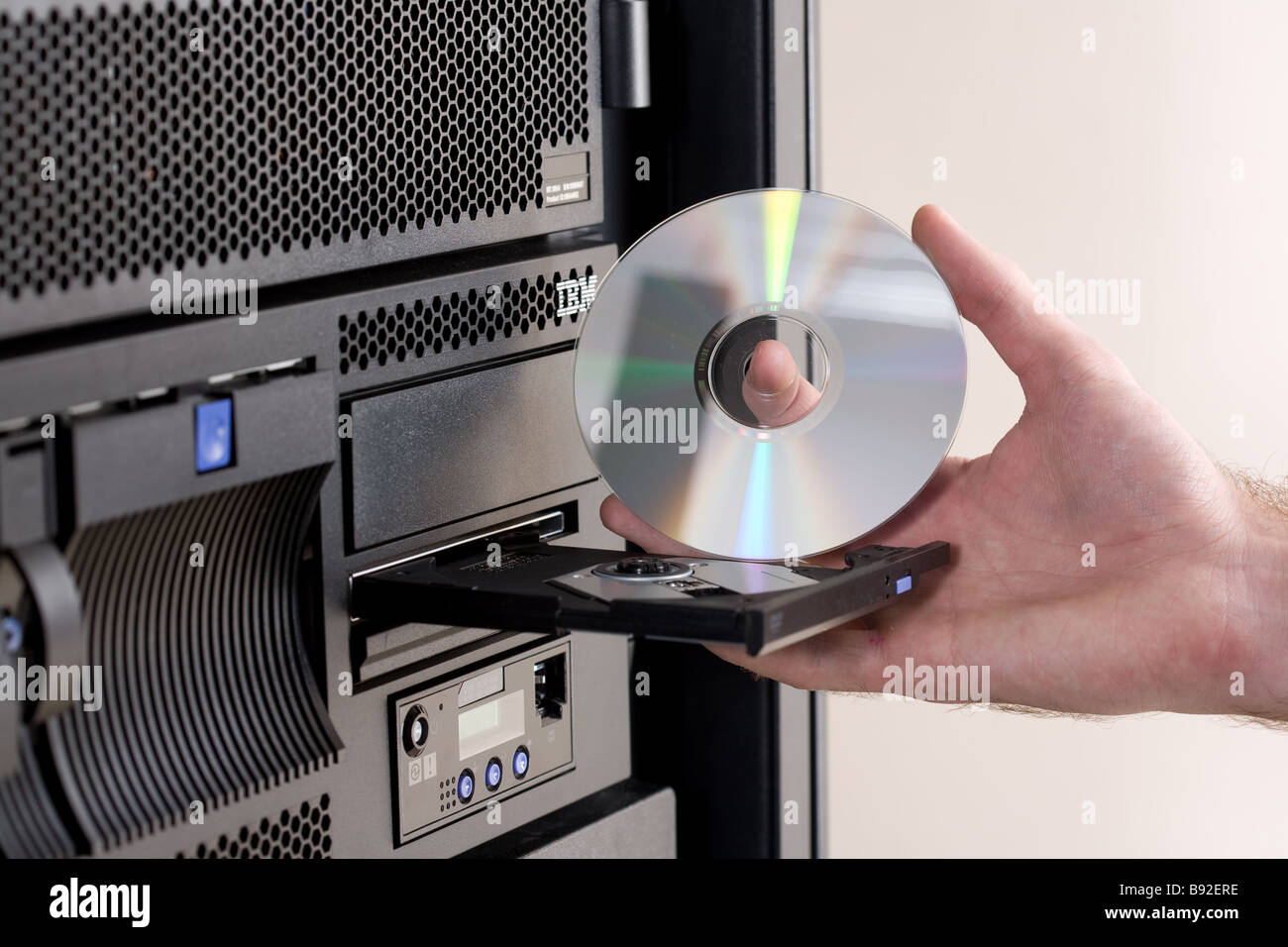 Dvd, cd, mini, disque, main, poignet, des données, base de données, disque,  disque dur, les technologies de l'information, elle, , centre, serveur,  réseau, comm Photo Stock - Alamy